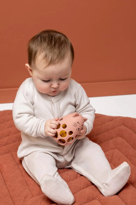 De Gele Flamingo verkoopt de Trixie siliconen rammelaar Mrs. Cat, makkelijk vast te pakken door babyhandjes.