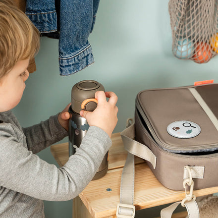 Sfeerbeeld van de Done By Deer lunchtas Tiny Trails Sand