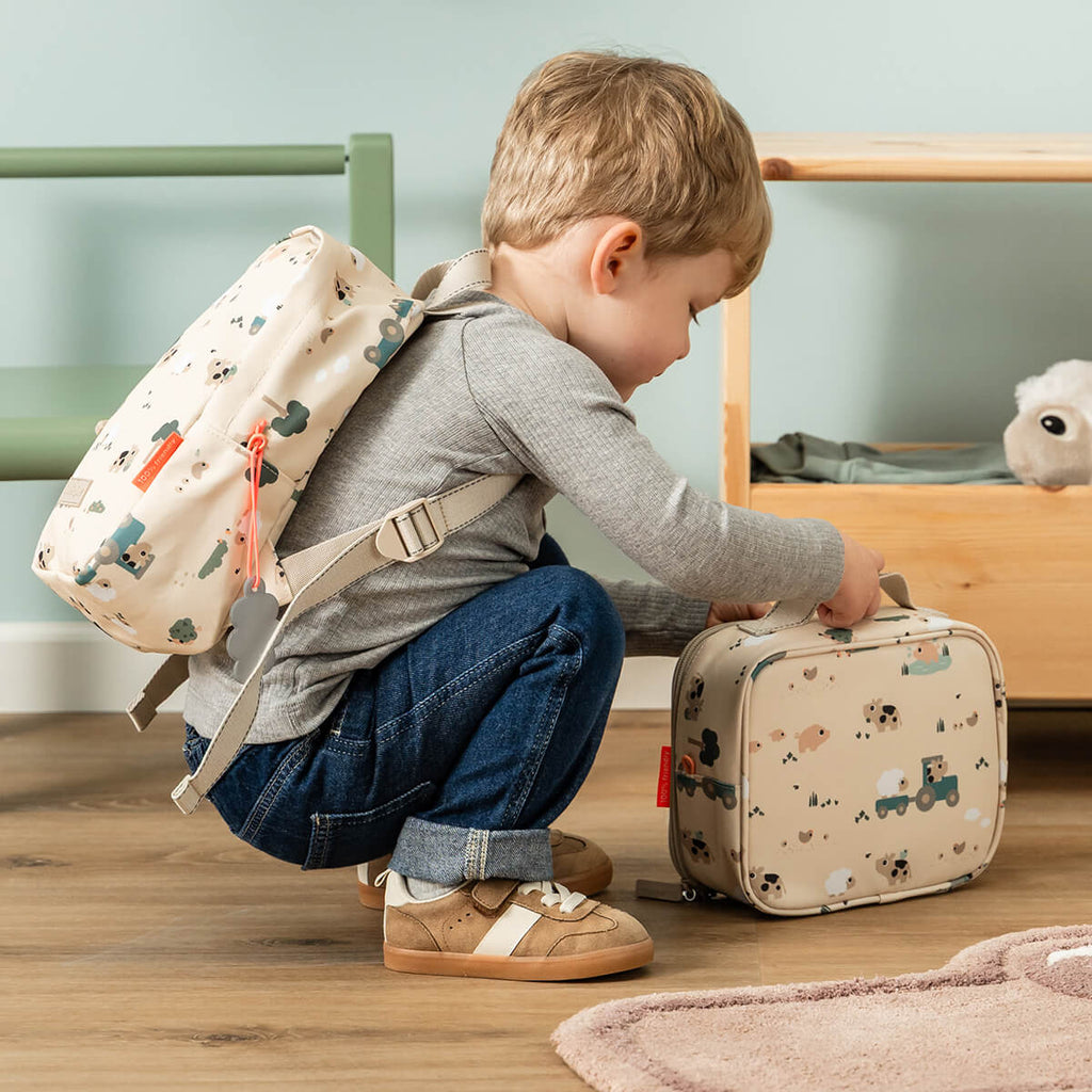 Kleine Tiny Farm Sand lunchtas van Done By Deer in gebruik