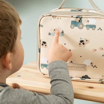 Sfeerbeeld van de Done By Deer lunchtas Tiny Farm Sand