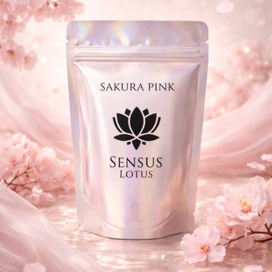 Sensus Lotus Lotuspoeder Sakura Pink, zakje met lotuslogo in sfeerbeeld