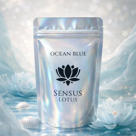 Sensus Lotus Lotuspoeder Ocean Blue, zakje met lotuslogo in sfeerbeeld