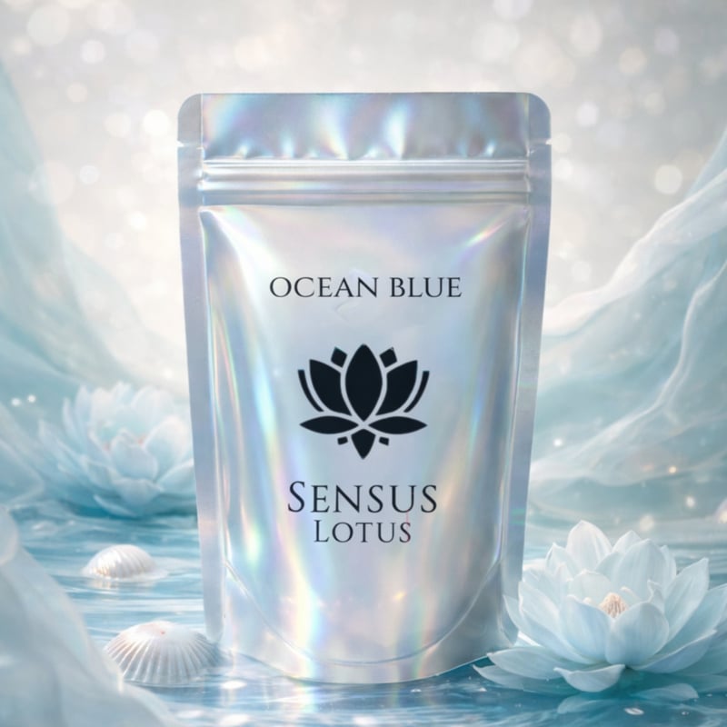 Sensus Lotus Lotuspoeder Ocean Blue, zakje met lotuslogo in sfeerbeeld