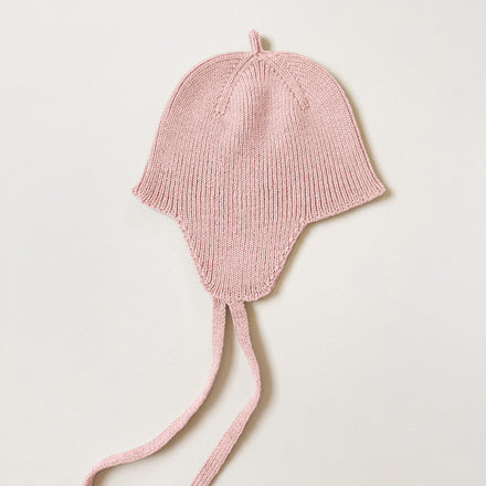 Hvid Bonnet Kota pixiemutsje in de kleur Powder van merinowol, bij De Gele Flamingo.