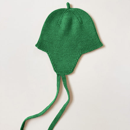 Hvid Bonnet Kota pixiemutsje in de kleur Grass van merinowol, bij De Gele Flamingo.