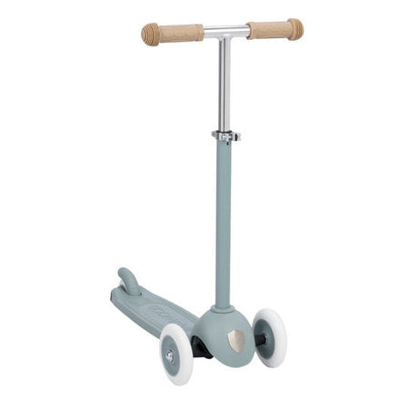 Banwood Eco Scooter step in Teal met 3 wielen en bijpassend Pin & Ride mandje, bij De Gele Flamingo