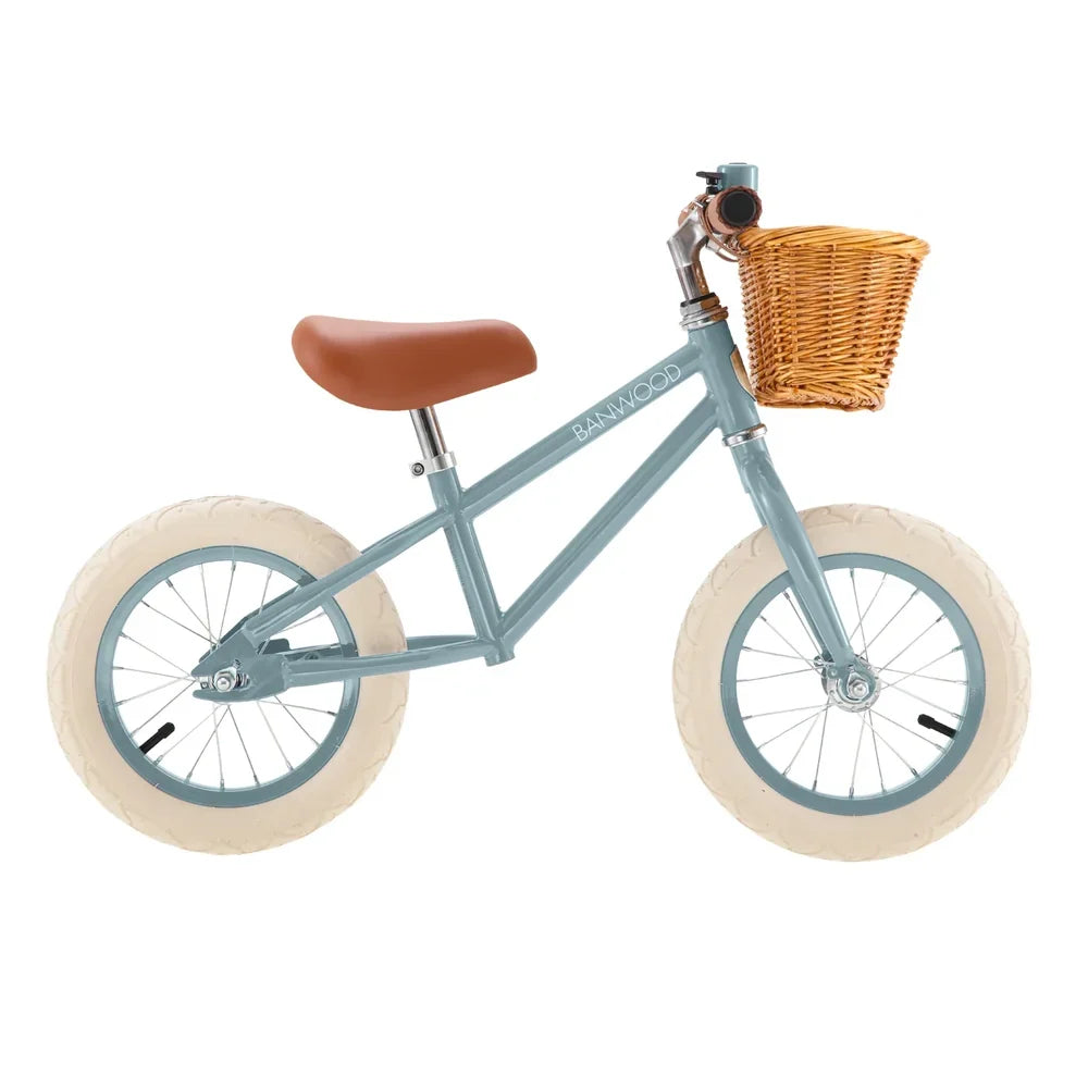 Banwood First Go loopfiets in Teal met rieten mandje, voor kinderen van ca. 2,5 tot 5 jaar, De Gele Flamingo