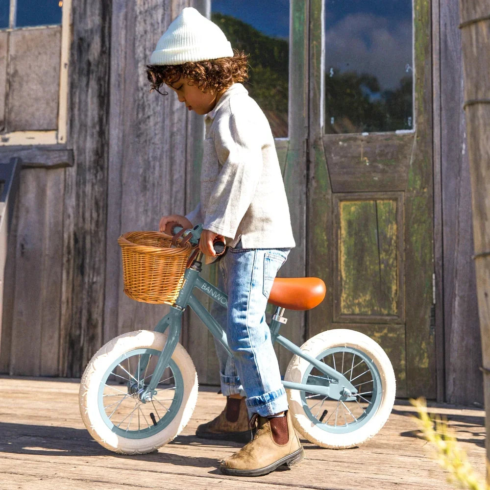 Banwood First Go loopfiets Teal stimuleert evenwicht en coordinatie zonder pedalen, bij De Gele Flamingo