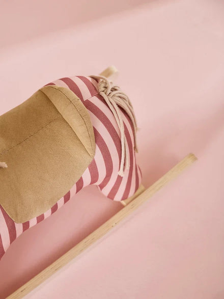 Kind hobbelt op het Kid's Concept houten hobbelpaard Mila