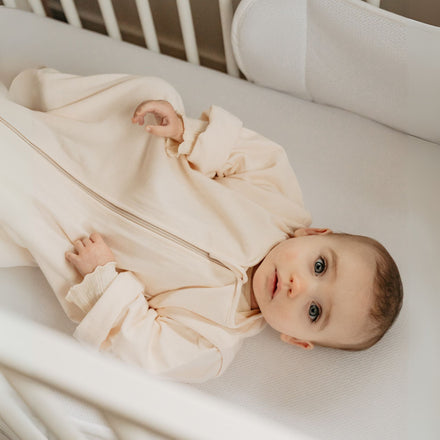 Baby in een babybed met Aerosleep bedomrander wit