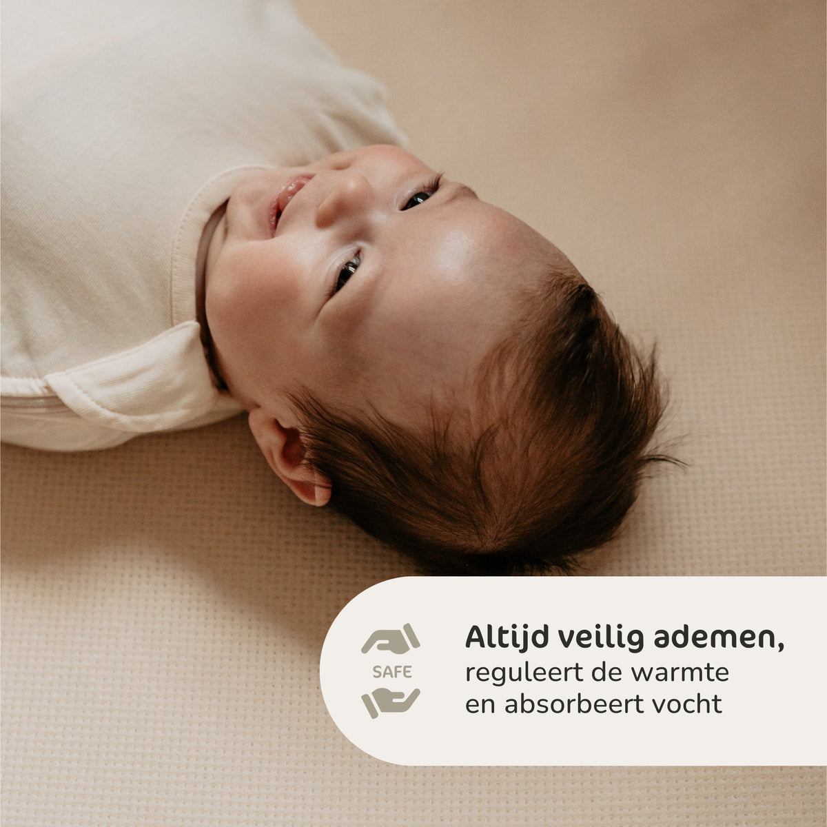 Aerosleep EvoDuo matraspakket, matras met matrasbeschermer op witte achtergrond