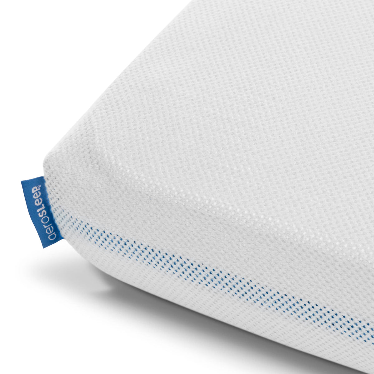 Aerosleep hoeslaken voor reisbed Aeromoov wit rond een matras, op witte achtergrond