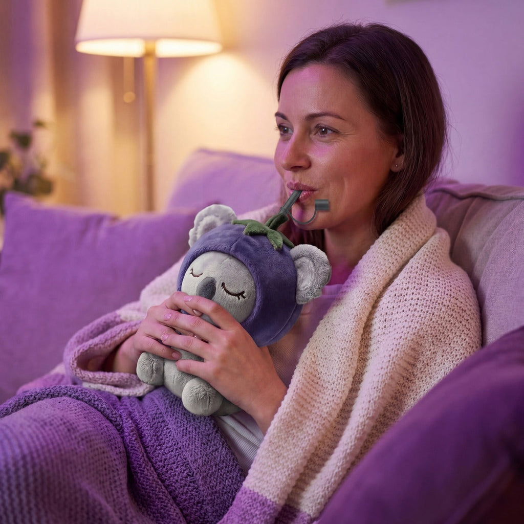 Asobu Fuzzie Koala knuffel drinkbeker in gebruik met rietje