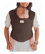 Babylonia Draagdoek Tricot-Slen Organic Chocolat Fudge, ouder draagt de baby op de borst in de draagdoek