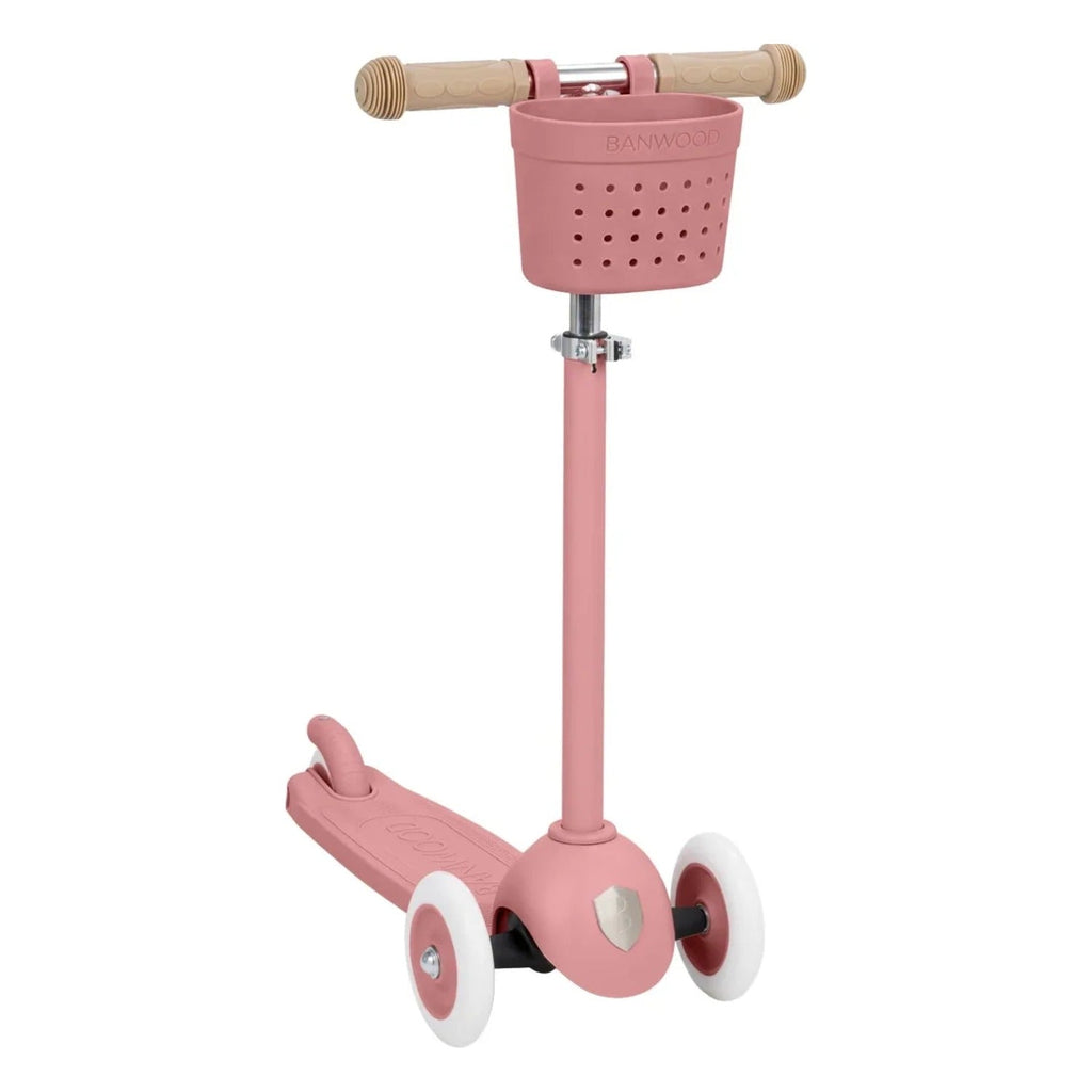 Banwood Eco Scooter Step in Raspberry met Pin & Ride mandje op witte achtergrond
