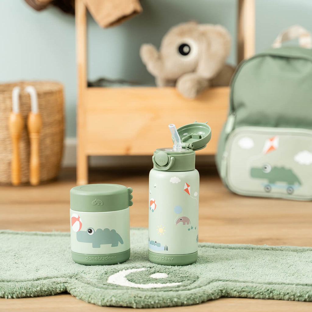 Kindje drinkt uit de Done By Deer thermosfles Playground Green