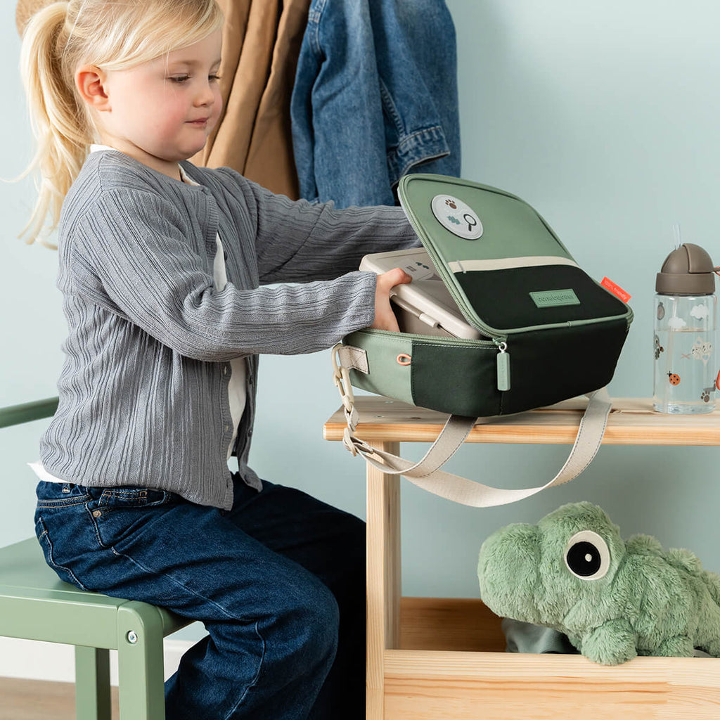 Kind met de Done By Deer thermische lunchtas Tiny Trails Green