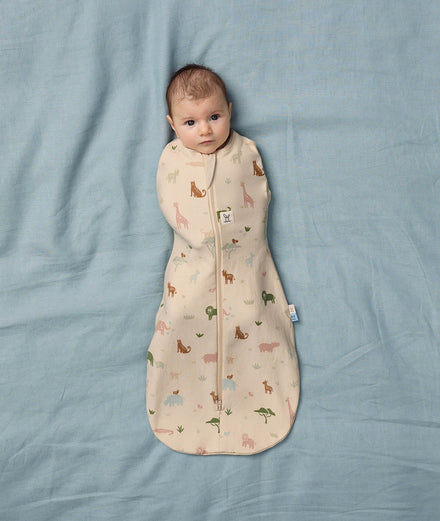 Ergopouch Cocoon inbakerslaapzak Savannah gedragen door baby met de armen in de zak