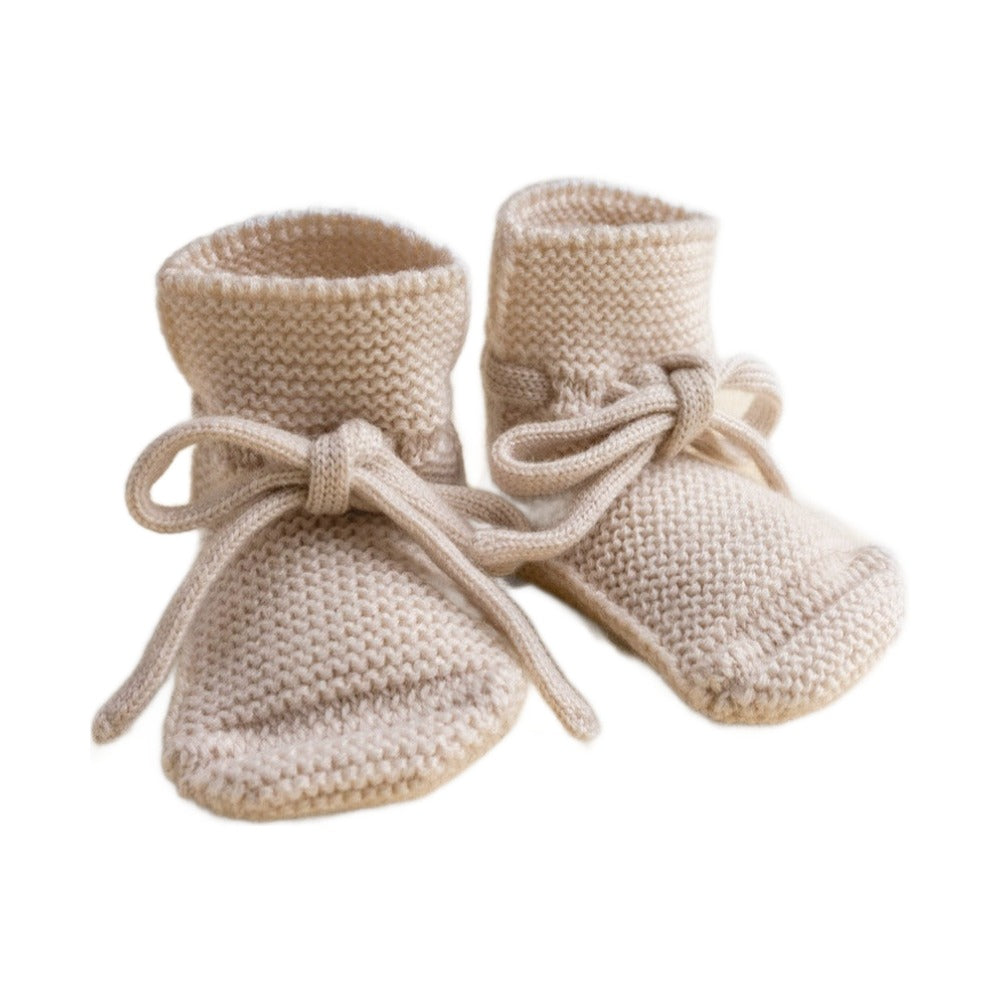 Hvid Booties Cream op witte achtergrond
