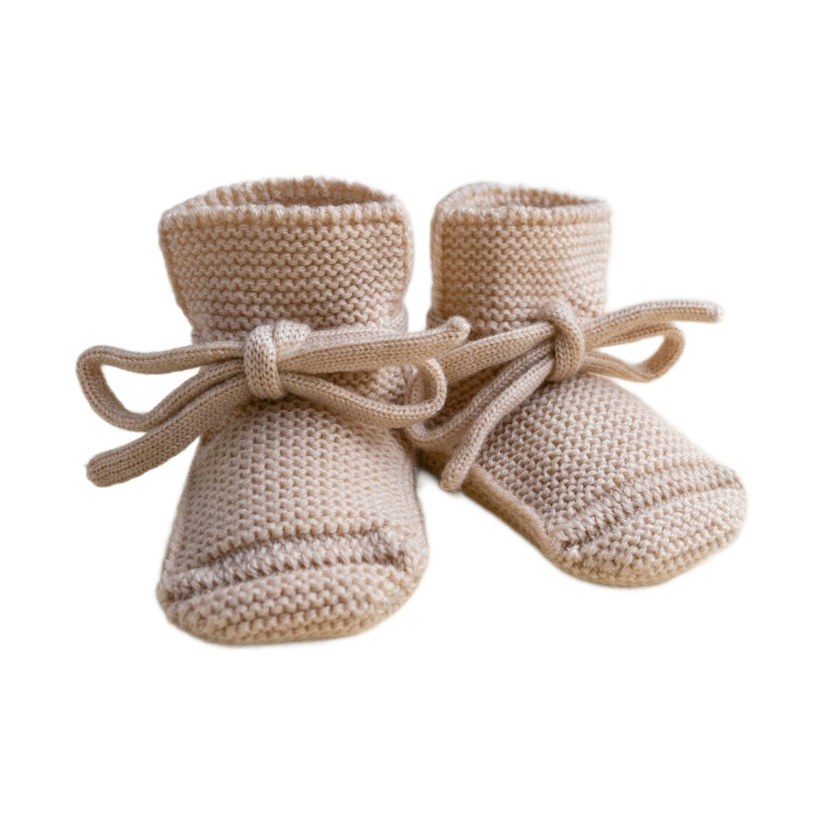 Hvid booties oat, gebreide babyslofjes op witte achtergrond