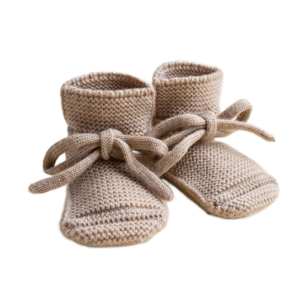 Hvid Booties Sand op witte achtergrond