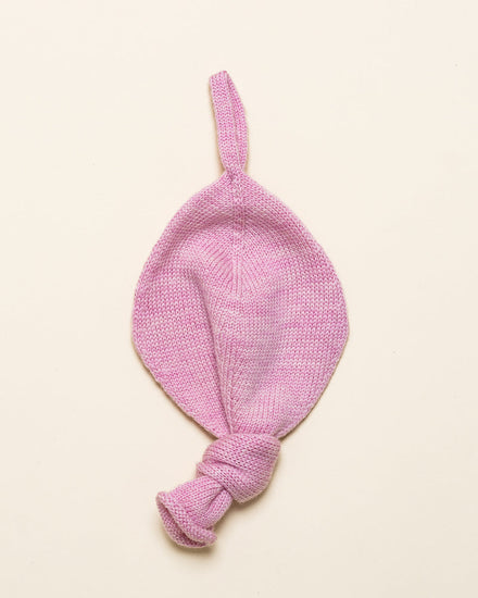 Hvid fopspeendoekje Titi in Cotton Candy met lus voor de fopspeen, van De Gele Flamingo.
