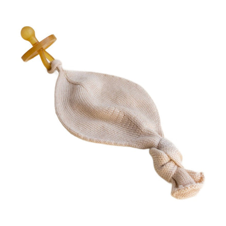 Hvid Fopspeendoekje Titi Oat op witte achtergrond