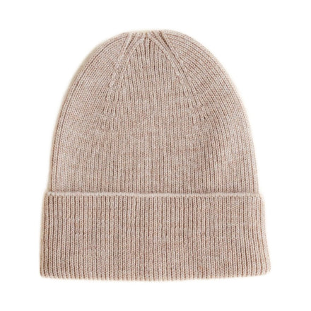 Hvid Newborn Beanie Fonzie Sand op witte achtergrond