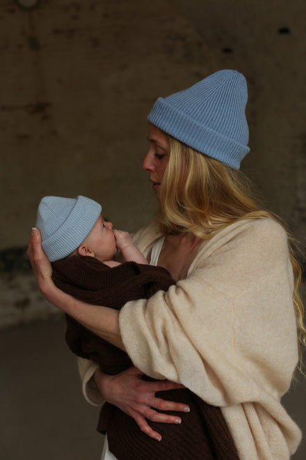 Hvid newborn beanie Fonzie in Sky blijft goed op het hoofdje zitten, van De Gele Flamingo.