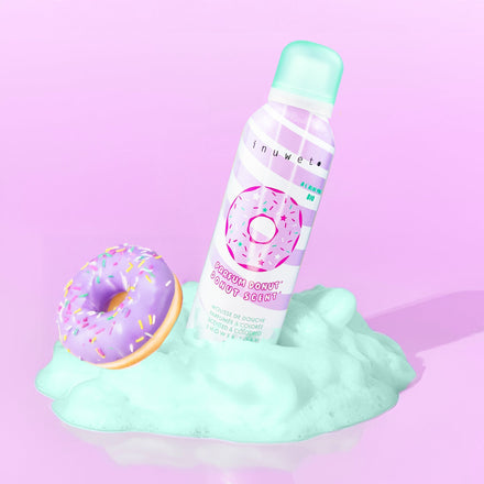 Inuwet doucheschuim donut in sfeerbeeld met schuim