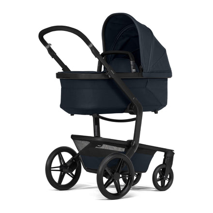 Joolz Kinderwagen Day5 Complete Set Dark Navy Blue, zijaanzicht met de reiswieg