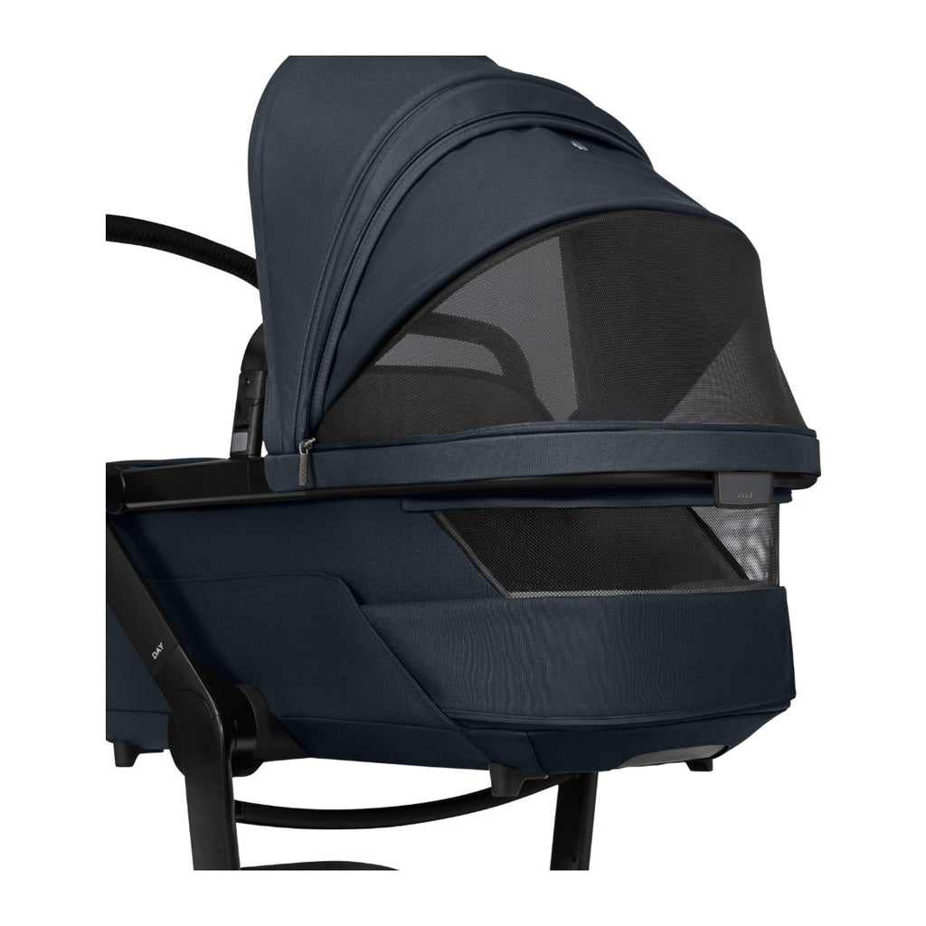 Joolz Kinderwagen Day5 Complete Set Dark Navy Blue, detail van de zonnekap met ventilatievenster