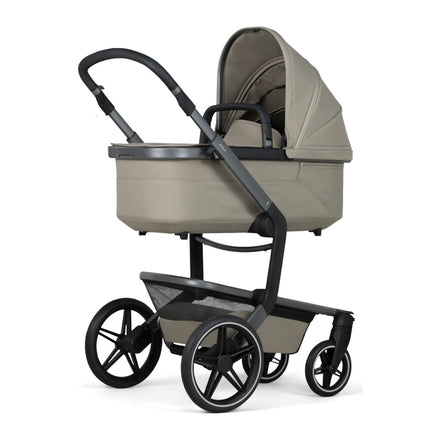 Joolz Kinderwagen Day5 Complete Set Sage Green, zijaanzicht met de reiswieg