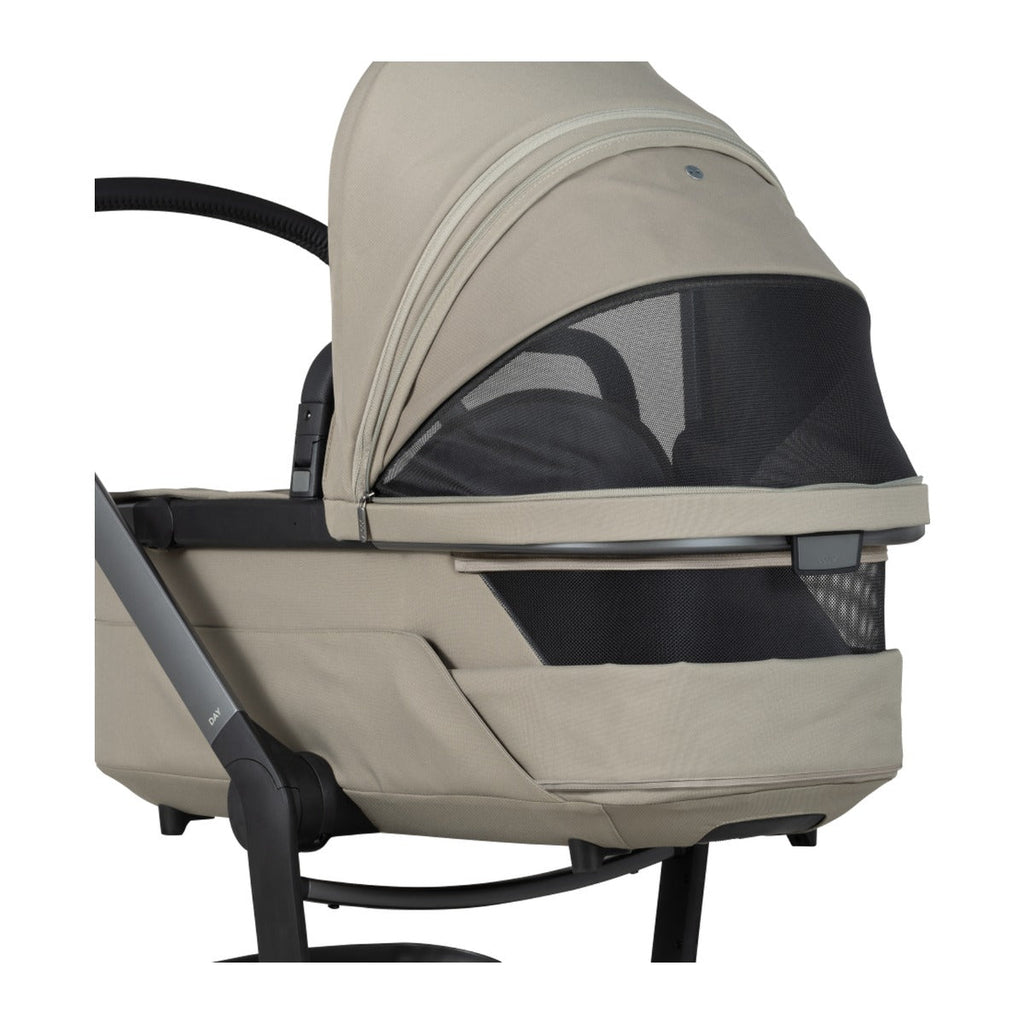 Joolz Kinderwagen Day5 Complete Set Sage Green, detail van de zonnekap met ventilatievenster
