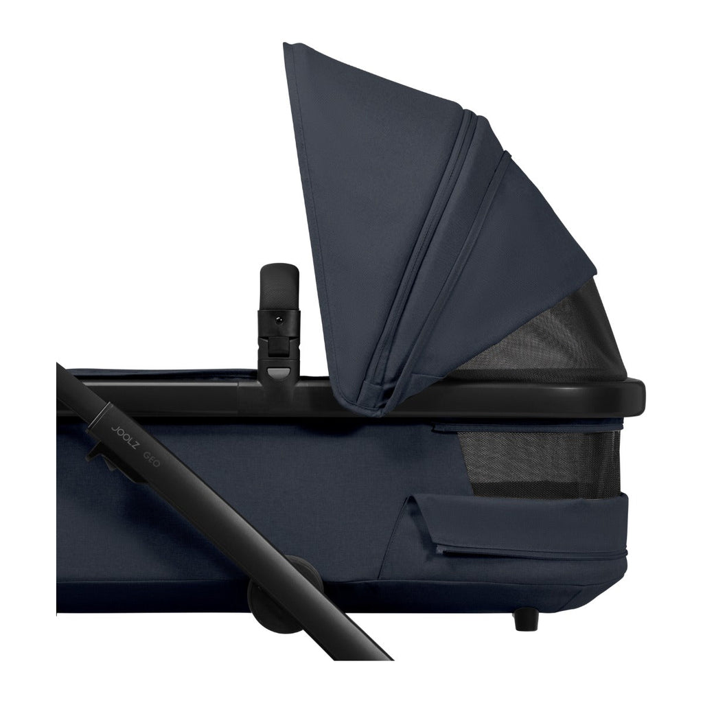 Joolz Kinderwagen Geo5 Complete Set Dark Navy Blue, detail van de reiswieg met zonnekap