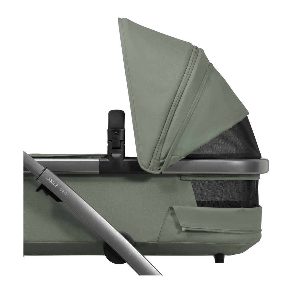 Joolz Kinderwagen Geo5 Complete Set Sage Green, detail van de reiswieg met zonnekap