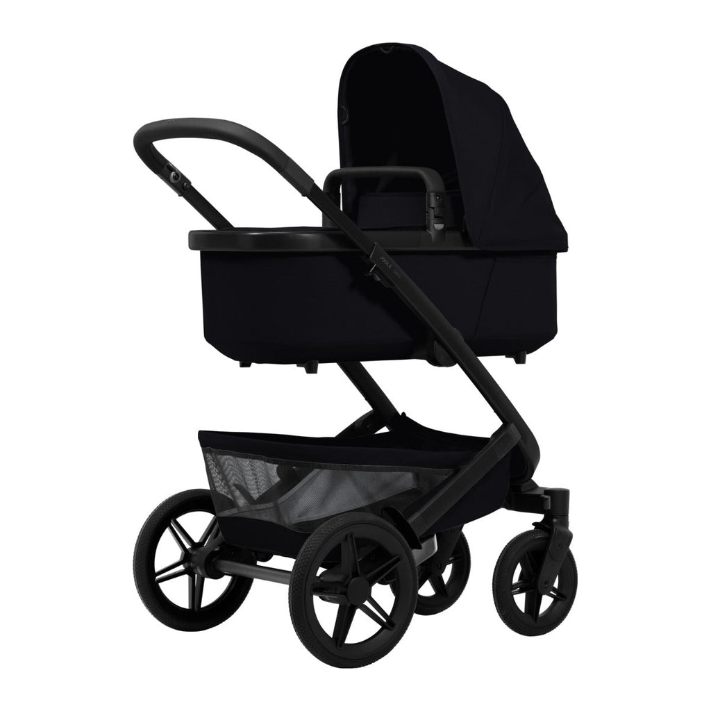 Joolz Kinderwagen Geo5 Complete Set Space Black, zijaanzicht met de reiswieg