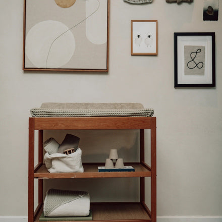 Koeka Omslagdoek Wafel/Teddy Oslo in olive in een sfeervolle babykamer