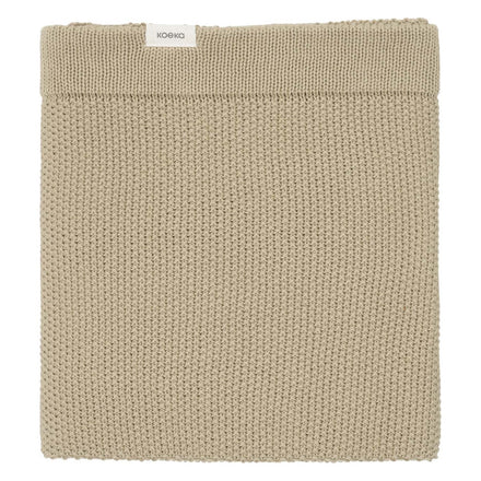 Koeka Wiegdeken Lisbon in olive, gebreide deken op witte achtergrond