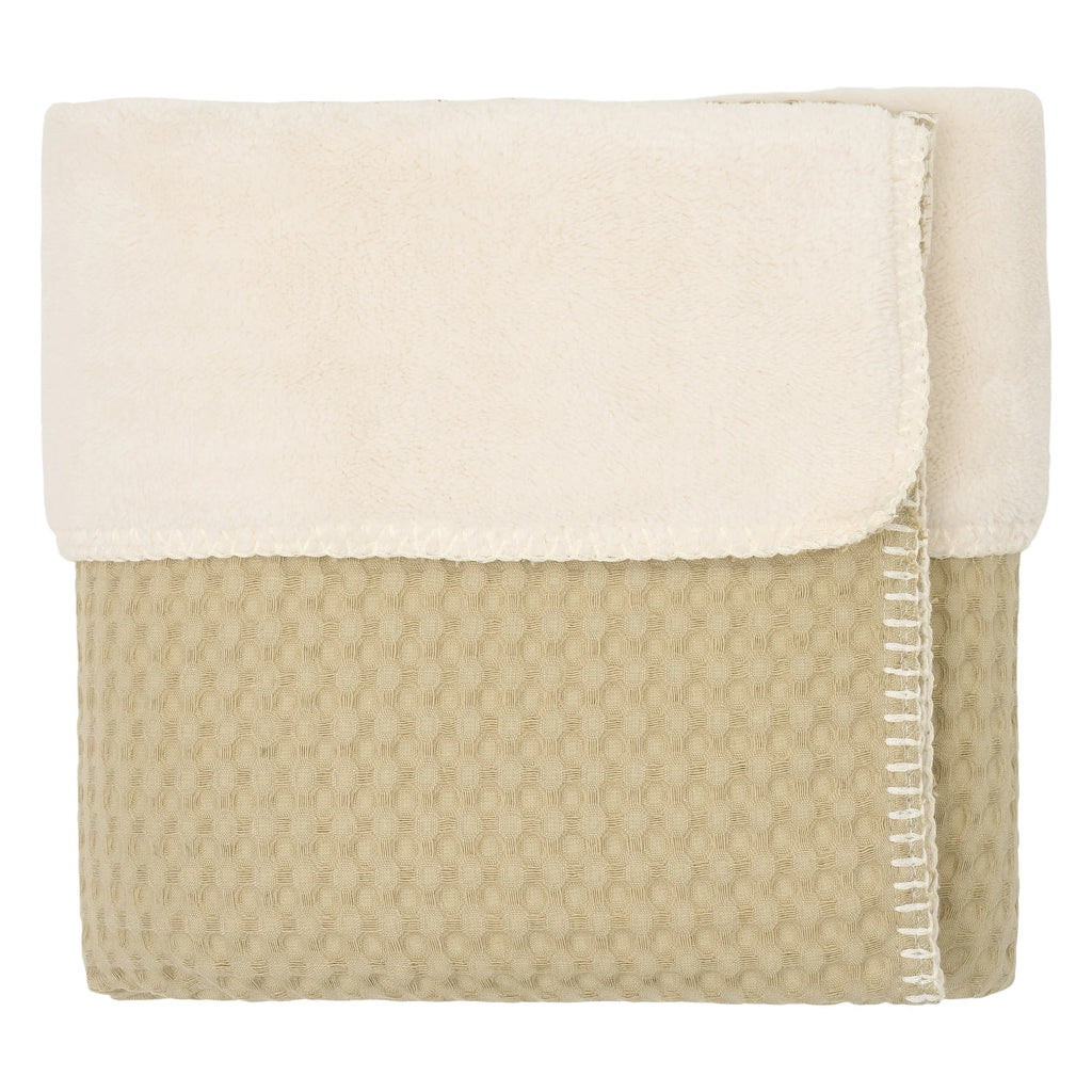 Koeka Wiegdeken Wafel/Teddy Oslo in olive met hoek omgeslagen op witte achtergrond