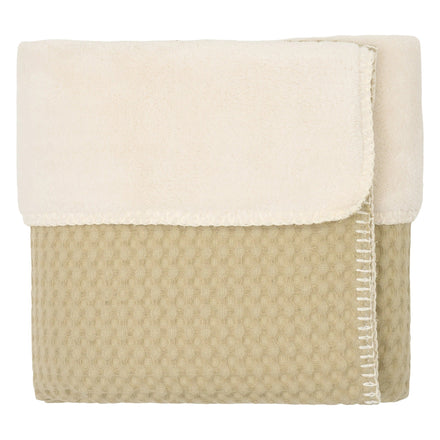 Koeka Wiegdeken Wafel/Teddy Oslo in olive met hoek omgeslagen op witte achtergrond