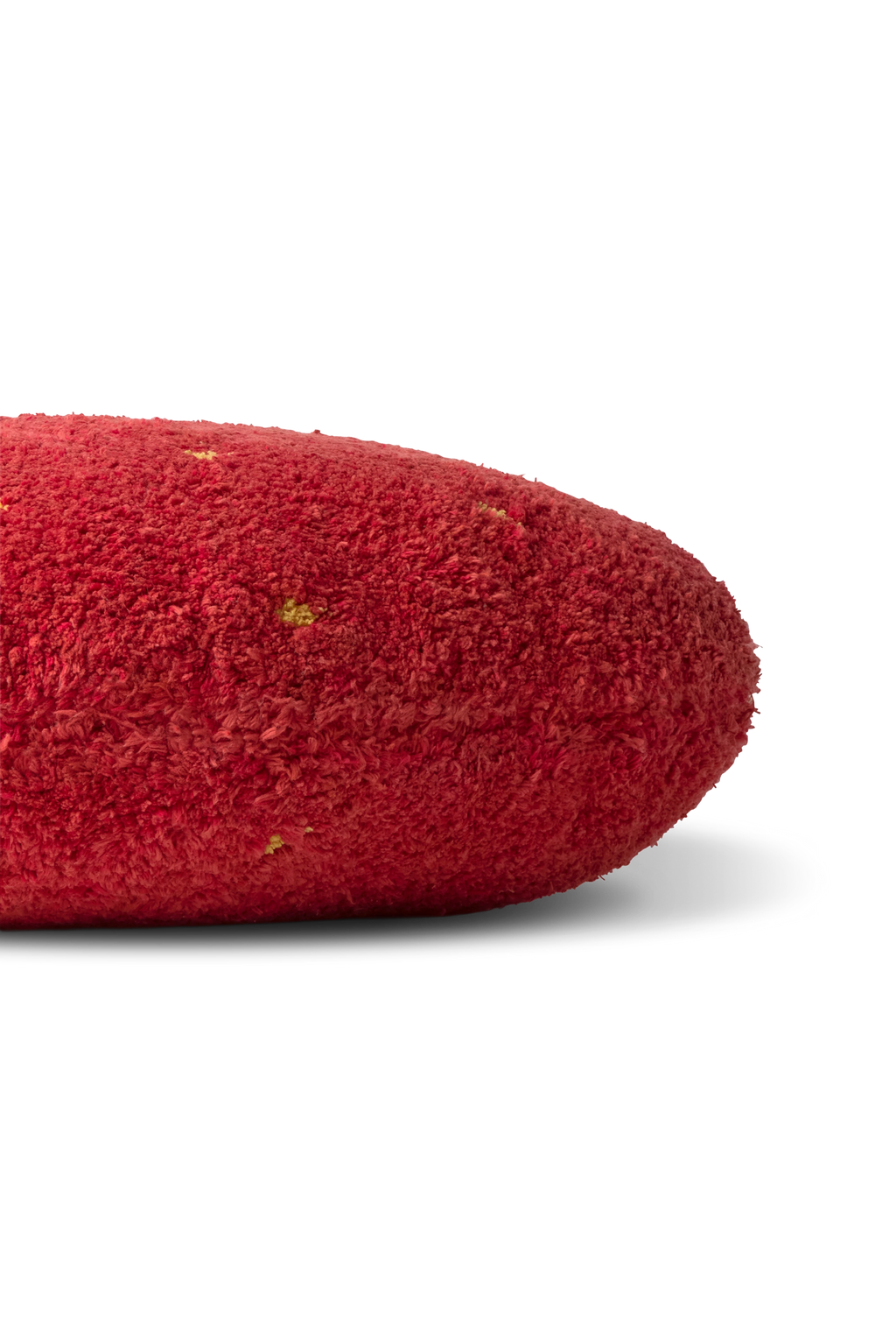 Kind zit op het katoenen aardbeienkussen