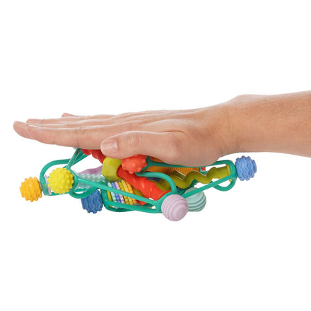 Manhattan Toy Whirzle sensorisch speeltje plat ingedrukt met een hand