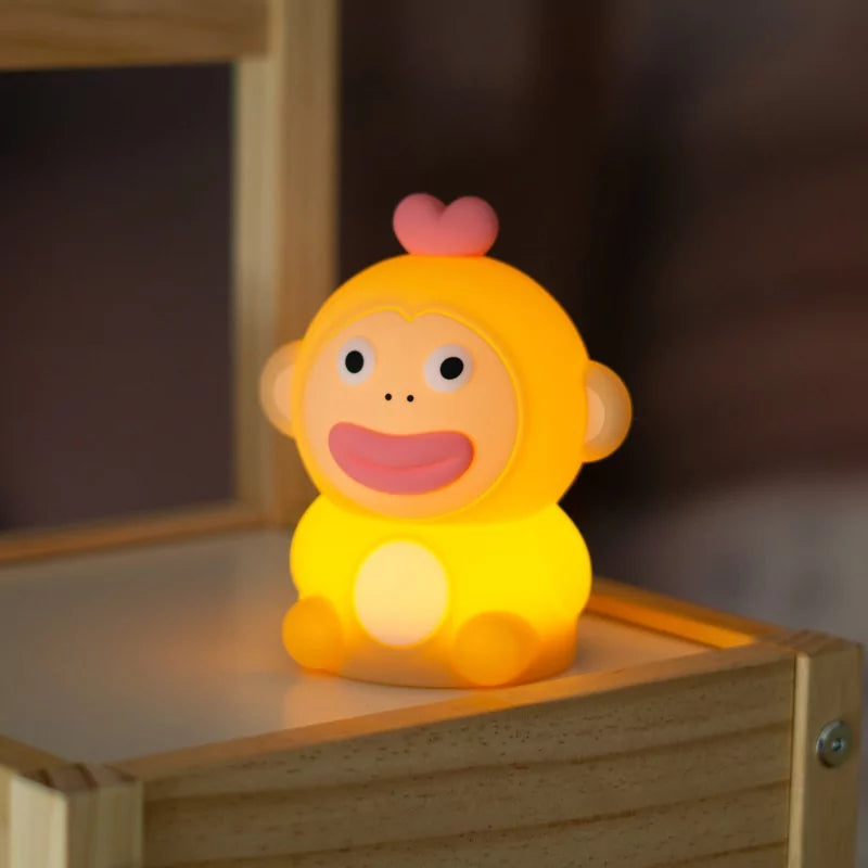 Mary's Led Nachtlamp Monkeyboo brandend met warm licht op het nachtkastje