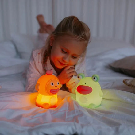 Mary's Monkeyboo nachtlampje brandend naast een kind in bed