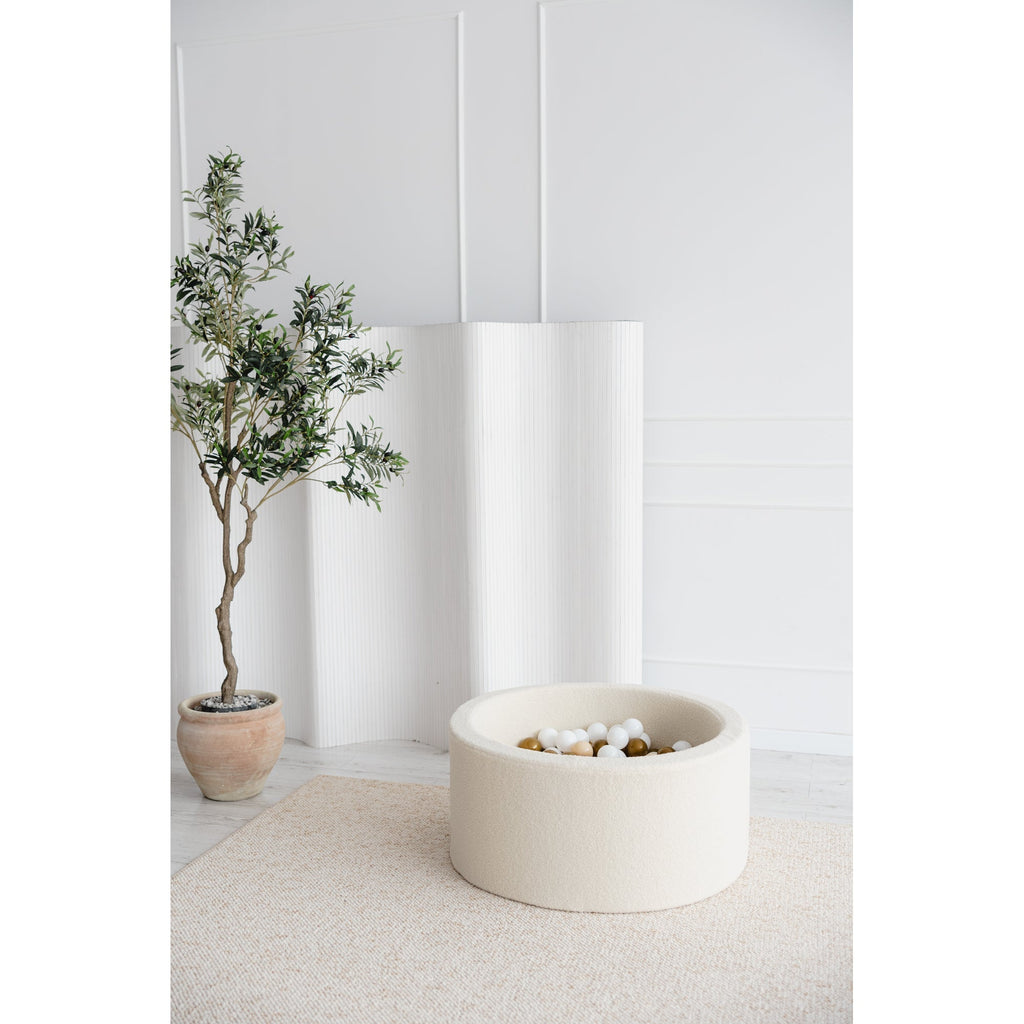 Moje ballenbad bouclé cream in een ruime speelhoek
