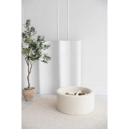 Moje ballenbad bouclé cream in een ruime speelhoek