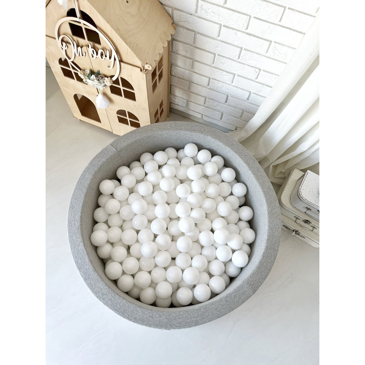 Moje ballenbad katoen lichtgrijs gevuld met witte ballen, op witte achtergrond