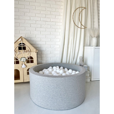 Moje ballenbad katoen lichtgrijs in een kinderkamer met houten poppenhuis
