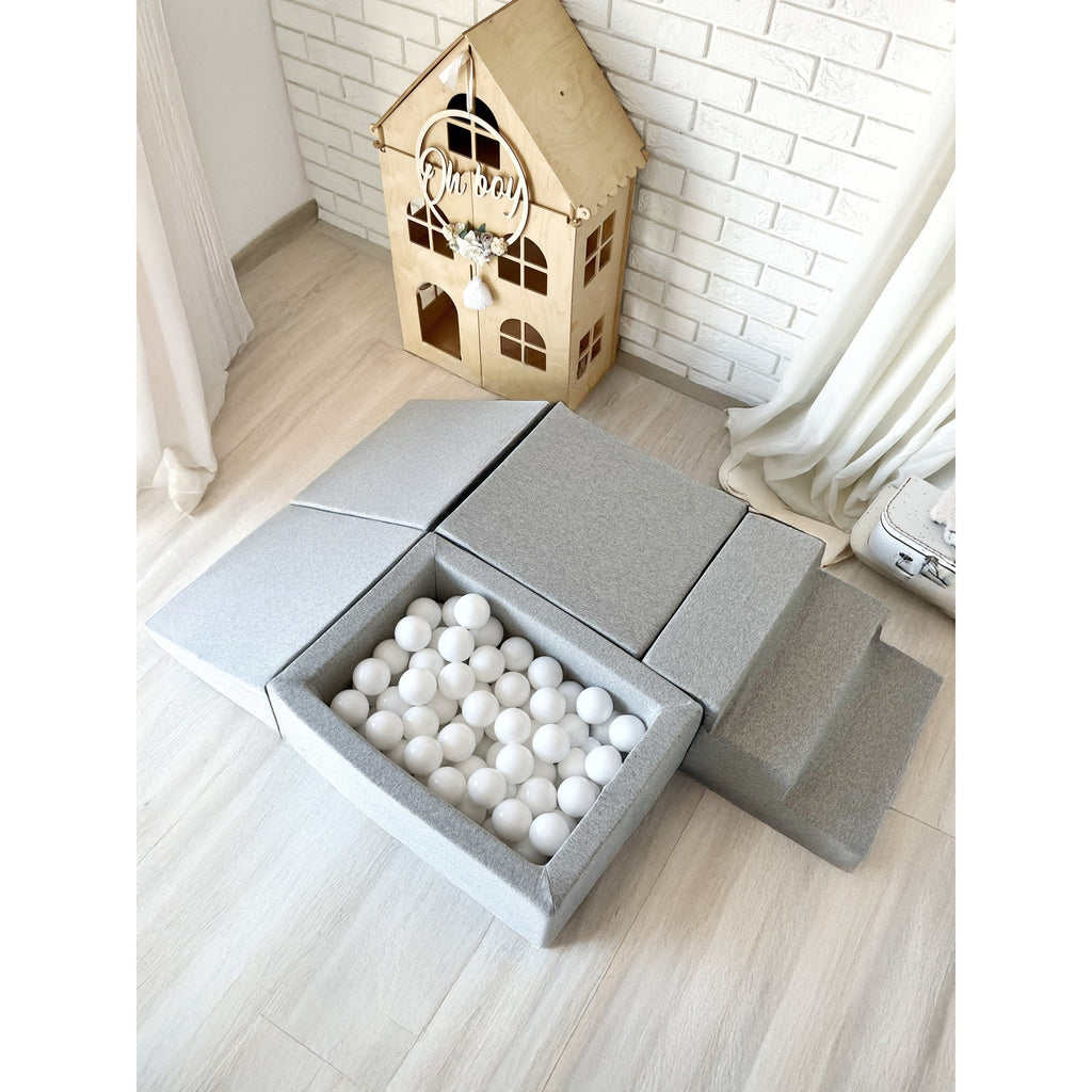 Moje ballenbad en playset cotton lichtgrijs met witte ballen naast een poppenhuis